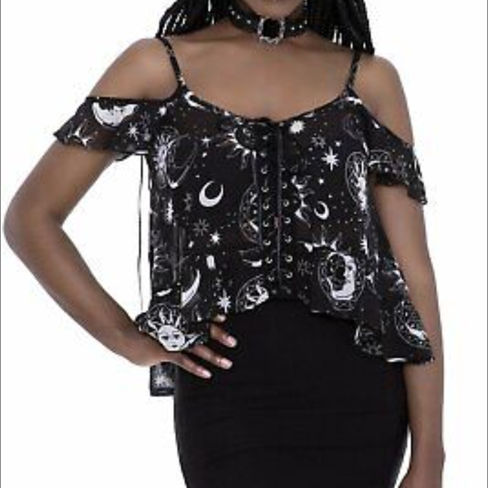 Black and White Sleeveless Graphic Crop Blouse